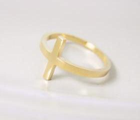 Sideways cross ring 7 size in gold , everyday jewelry, delicate minimal jewelry