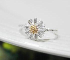 Tiny Daisy ring 7 Size with twisted ringband in silver
