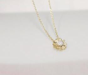  Dainty daisy flower necklace in gold