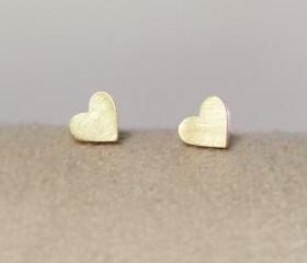 Tiny heart earring in gold