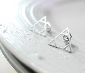 Three triangles earring in white gold