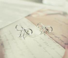 Tiny Tied Ribbon Stud Earings in white gold