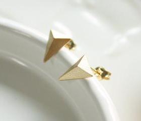 Triangle earring in gold
