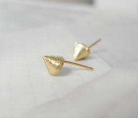 Cone stud earrings in gold