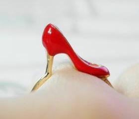 Red shoe ring in gold 6.5 US size 