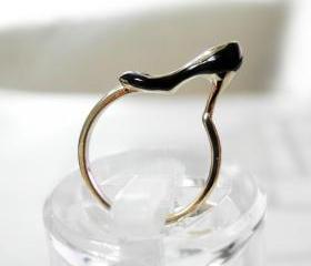 Black shoe ring in gold 6.5 US size 