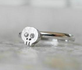Skull ring, knuckle ring in silver, adjustable ring, everyday jewelry, delicate minimal jewelry